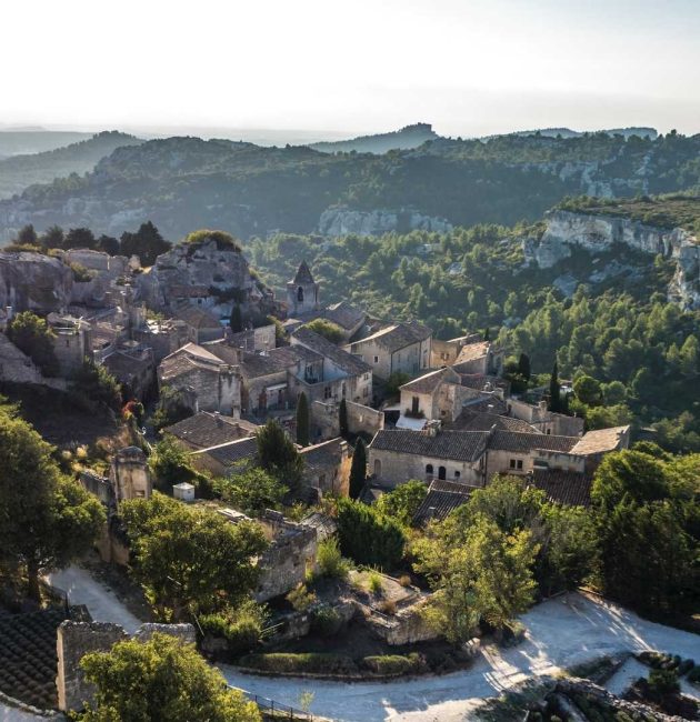Vue hauteur d'un village de provence à visiter en famille