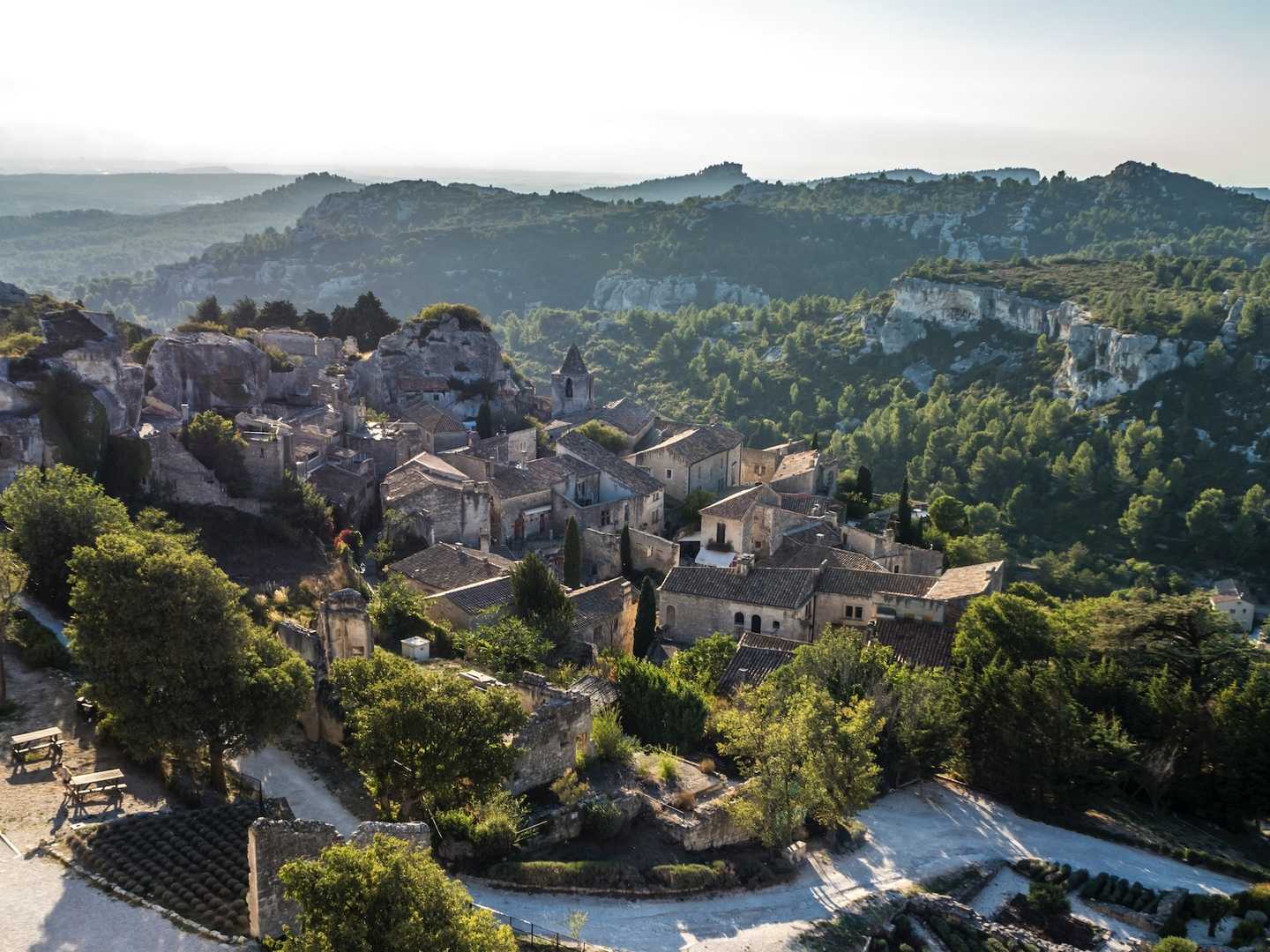 Vue hauteur d'un village de provence à visiter en famille