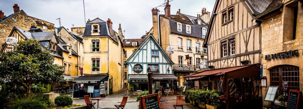 caen sous la pluie