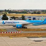 Airbus A350 de la compagnie French bee au roulage sur un aéroport parisien
