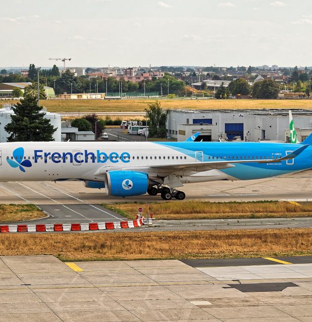 Airbus A350 de la compagnie French bee au roulage sur un aéroport parisien