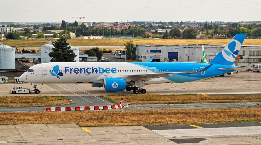 Airbus A350 de la compagnie French bee au roulage sur un aéroport parisien