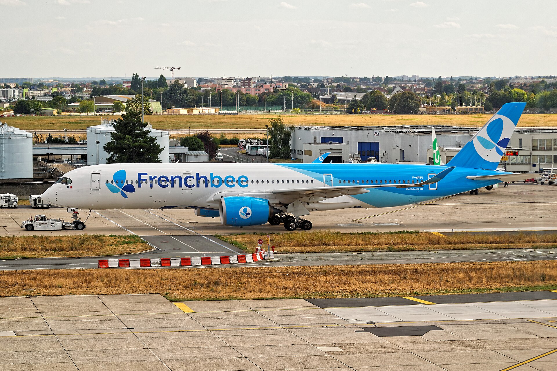 Airbus A350 de la compagnie French bee au roulage sur un aéroport parisien