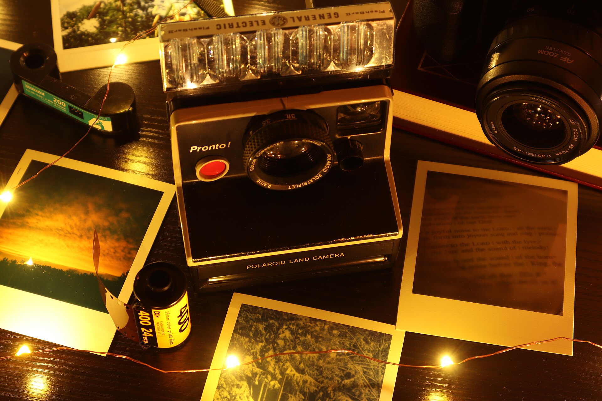 Photos de voyage imprimées posées sur une table autour d’un appareil photo instantané